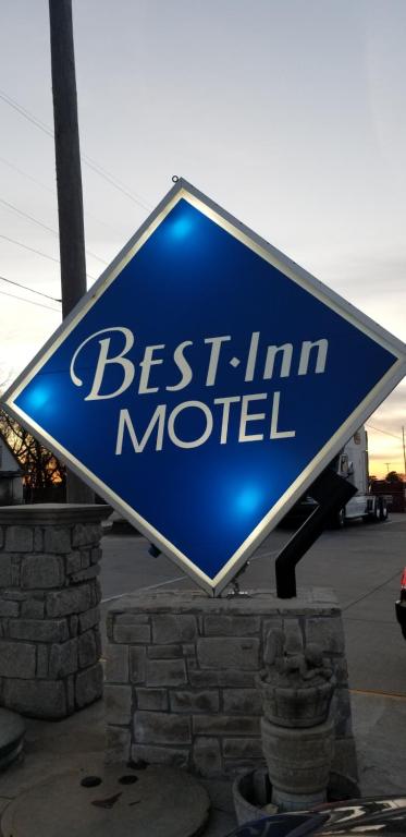 萨利纳萨利纳最佳汽车旅馆的蓝标读最佳汽车旅馆