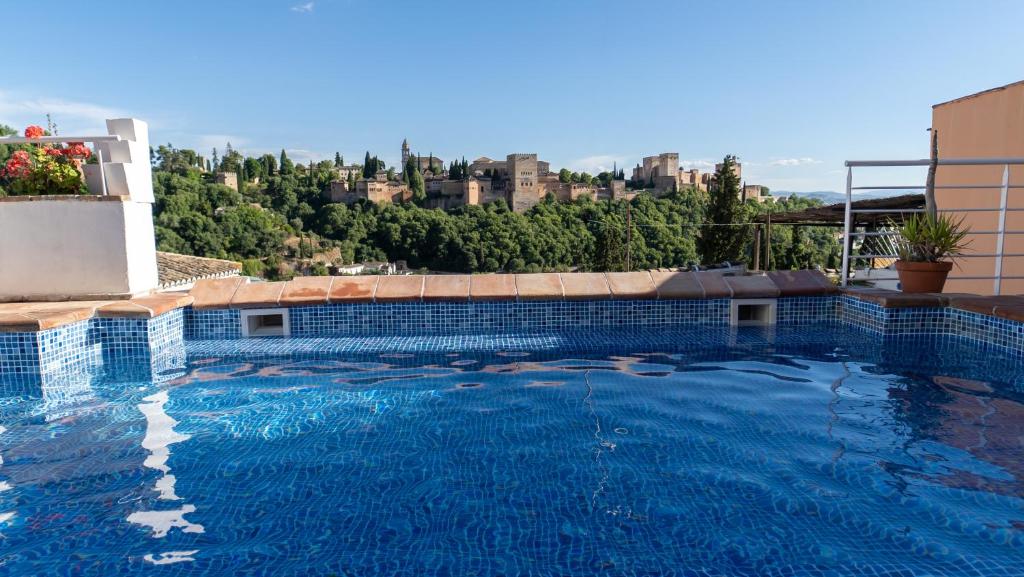 格拉纳达蒙特斯卡拉若斯公寓酒店的一座城市天际线的游泳池