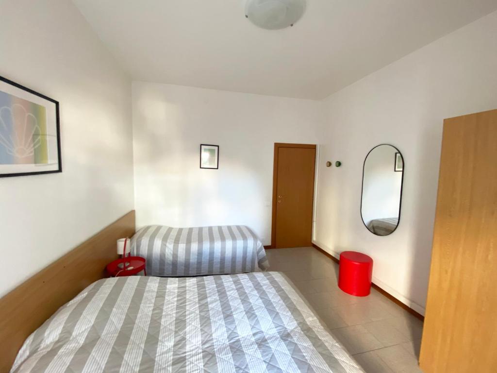利多迪耶索罗Dainese Apartments, Casa Ester的一间小卧室,配有一张床和镜子