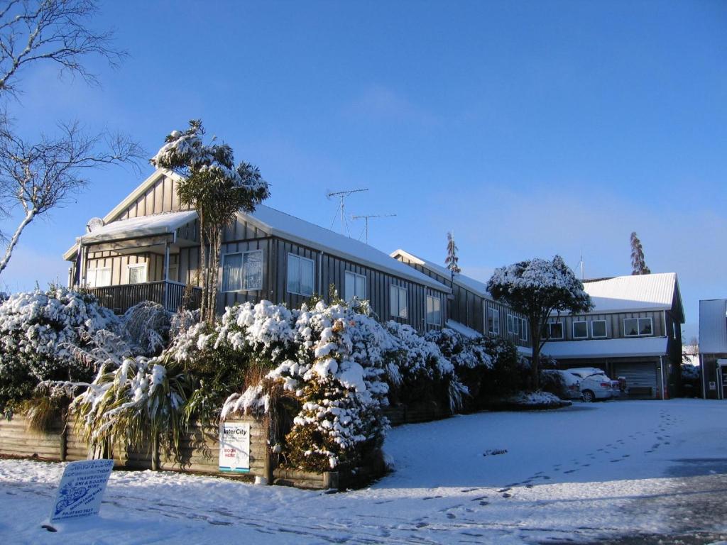 国家公园霍华德山间旅舍的前方被雪覆盖的建筑