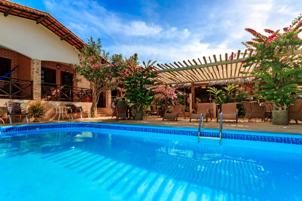卡诺格布拉达佳蒂姆奥瑞克斯旅馆的度假村内的一个蓝色海水游泳池