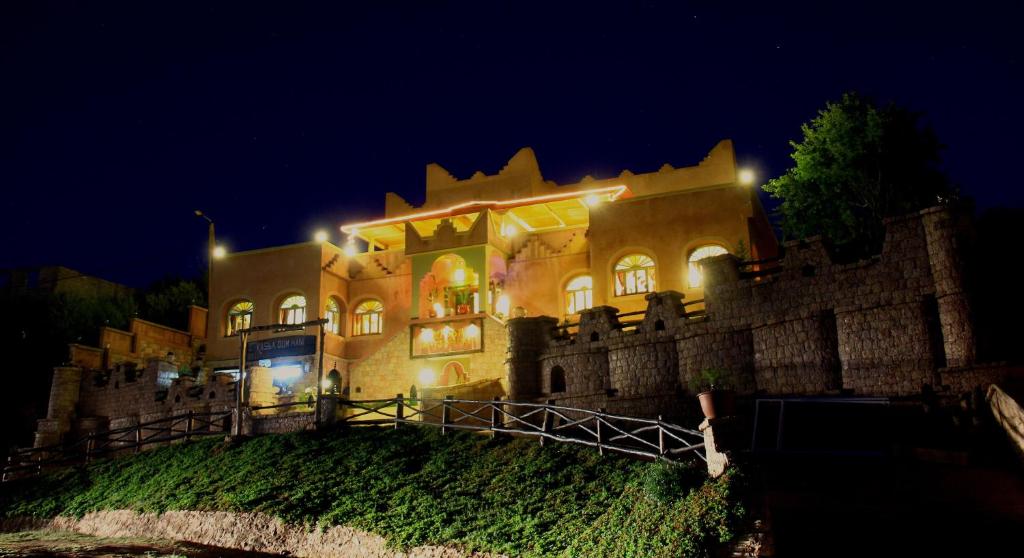 Ouzoud卡斯巴塔乌姆哈尼族酒店的一座带灯光的大型城堡