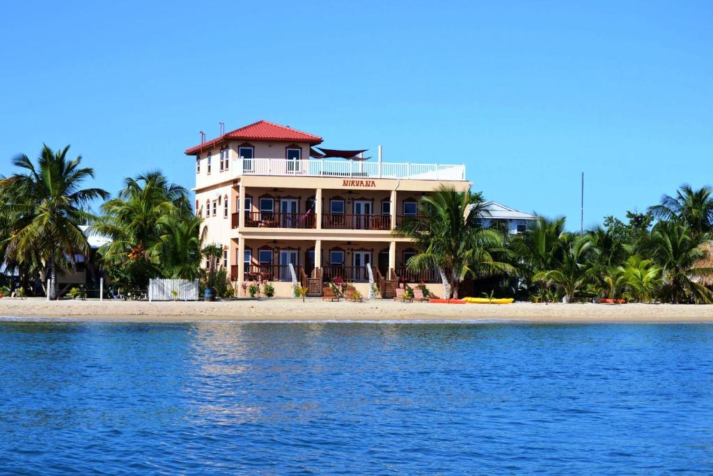 珀拉什奇亚伯利兹涅瓦纳旅馆的海滩上一座大房子,水面