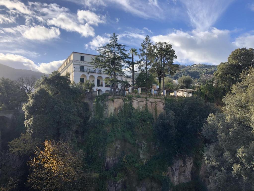 索伦托悬崖旅馆的山顶上的白色房子