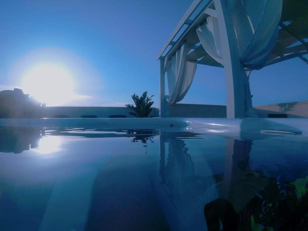 托雷圣乔万尼乌B&B Punta Stilo的游泳池,享有阳光背景
