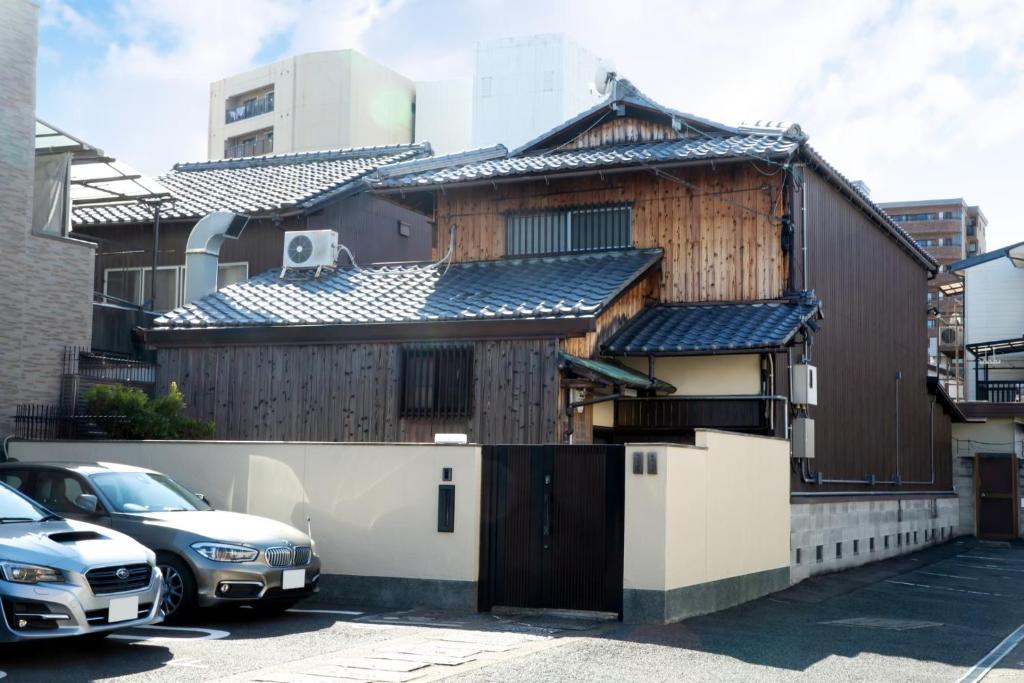 京都阿美弥 一日一組様限定的木屋,停车场有停车位