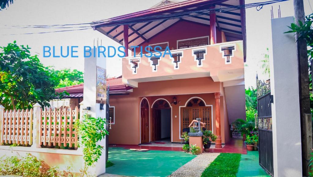 蒂瑟默哈拉默Blue Birds Tissa & Yala safari的上面有蓝色鸟瞰图的房屋