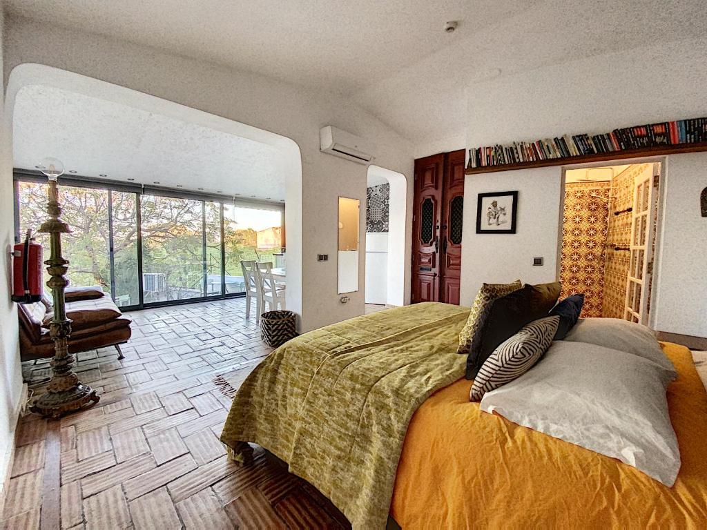 马林堡Monte Do Malhao - Art, Eco & Spa的一间卧室设有一张床和一个大窗户
