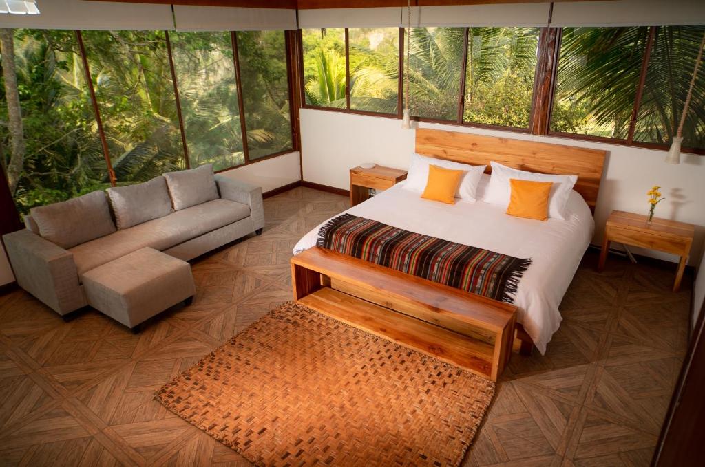 奥隆Casa Olonche的一间卧室配有一张床、一张沙发和窗户。