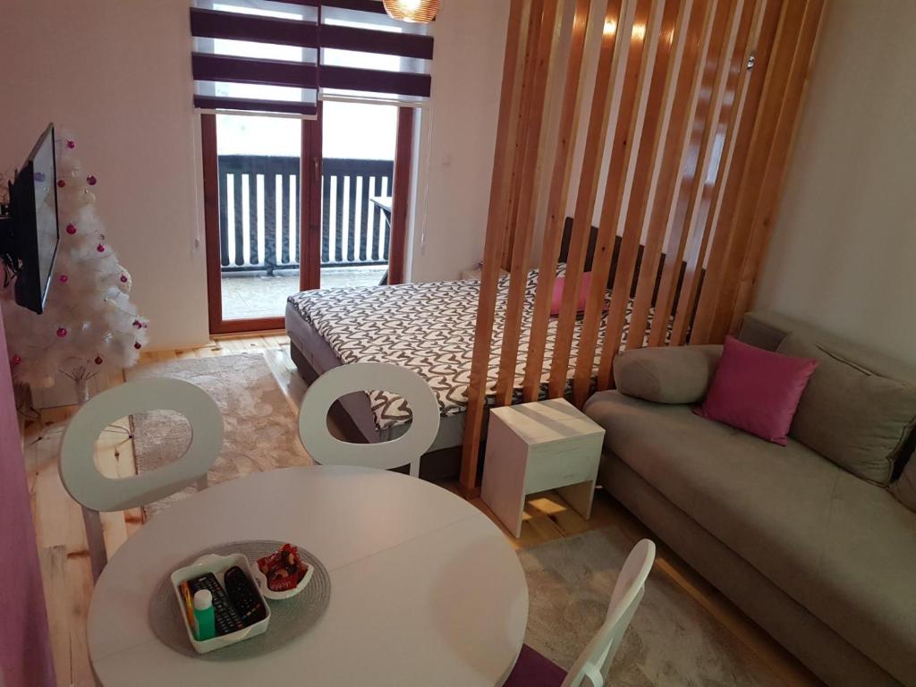 卡鲁德杰尔斯科巴尔Apartmani Lotos的客厅配有沙发和桌子
