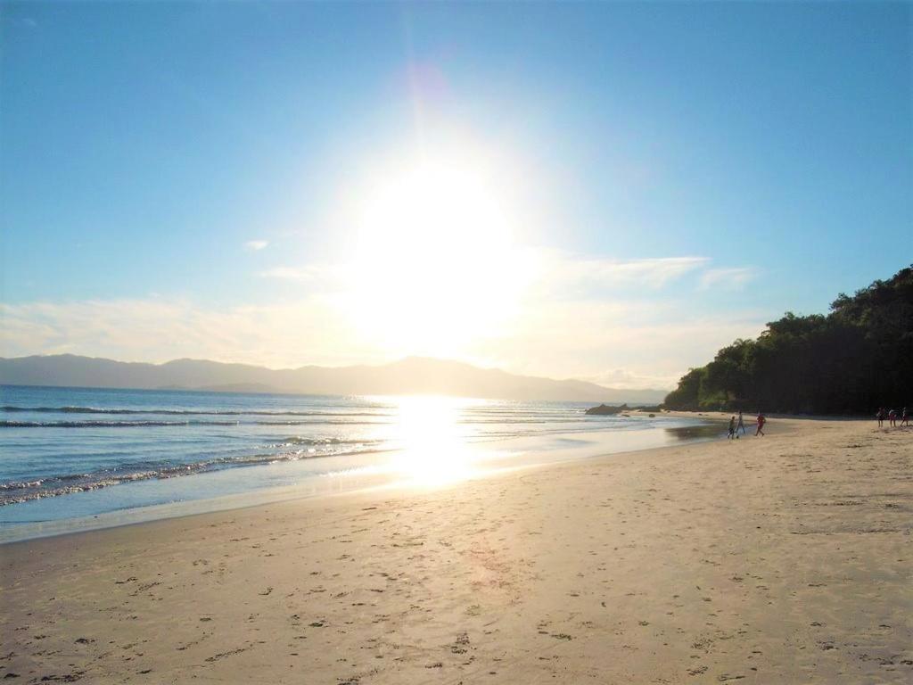 弗洛里亚诺波利斯Estaleiro das Artes.的沙滩上阳光灿烂的海滩