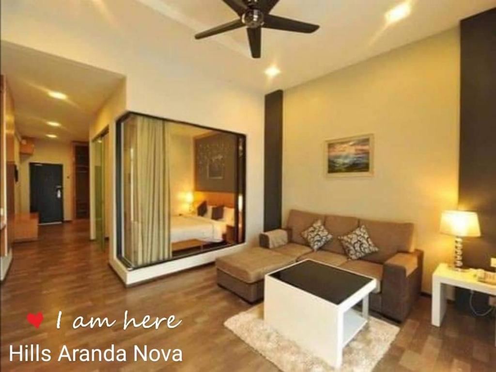 金马仑高原Hills Aranda Nova Hotel的客厅配有沙发和1张床