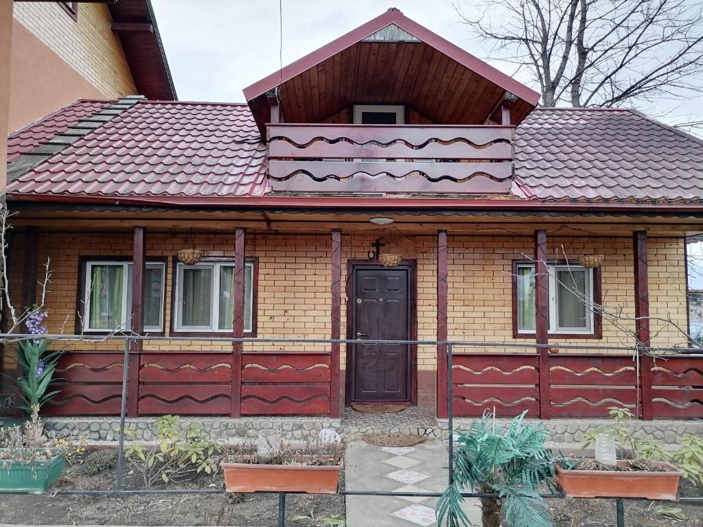皮亚特拉-尼亚姆茨Domeniul Teodorescu的一座有红色屋顶和黑色门的房子