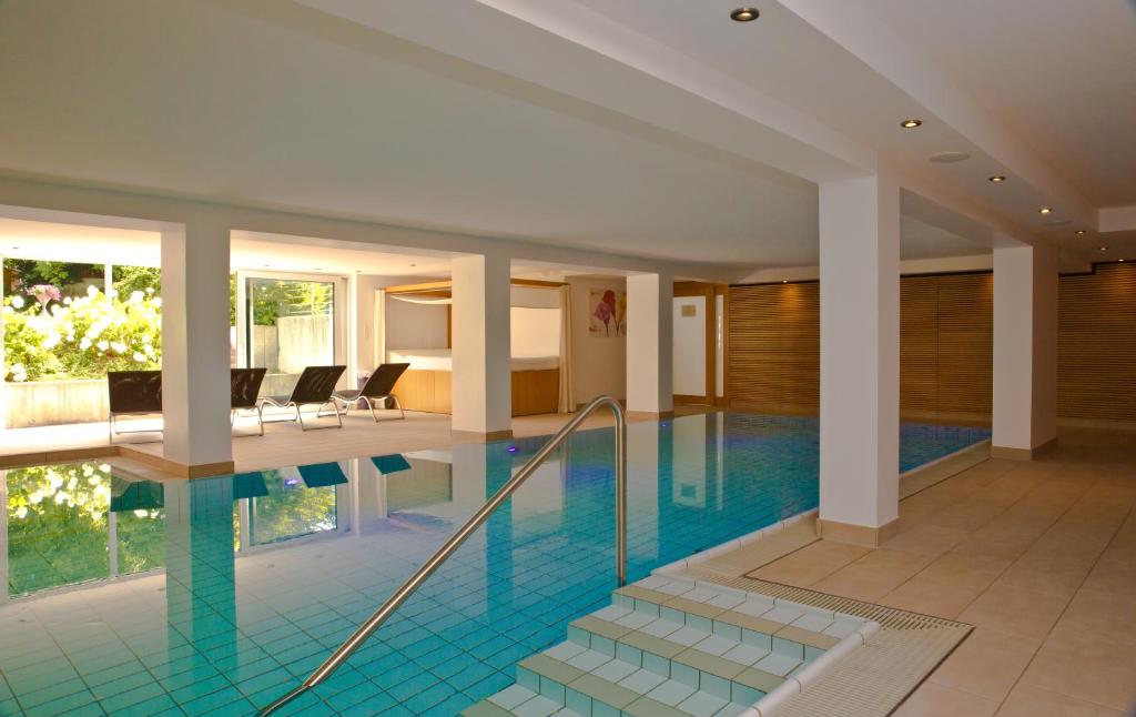 LauchringenGartenhotel Feldeck的游泳池,带房间的酒店