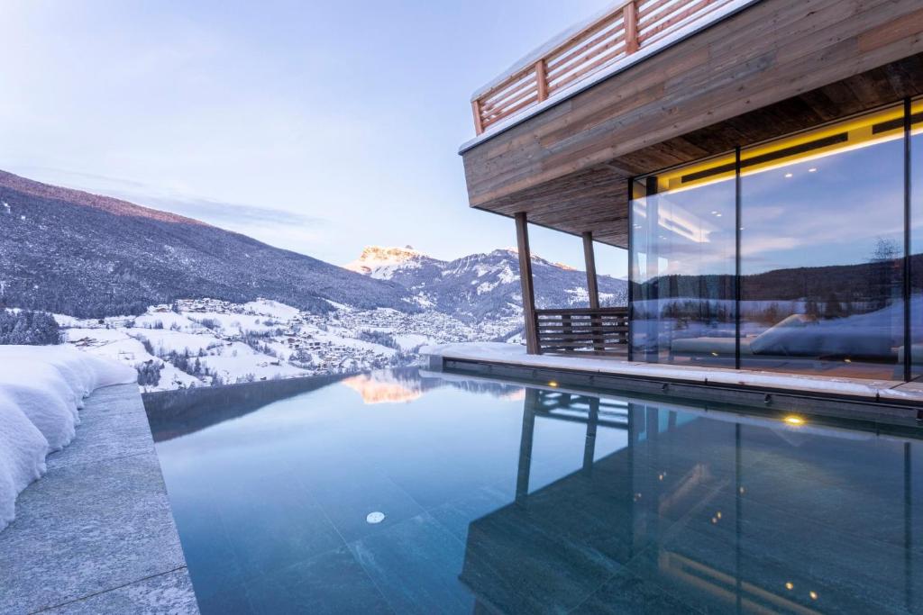 奥蒂塞伊Hotel Niblea Dolomites的山间别墅 - 带游泳池