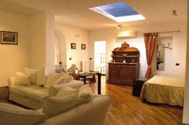 巴蒂帕利亚塔维诺拉洛坎达迪坎帕尼那酒店的客厅配有沙发和1张床