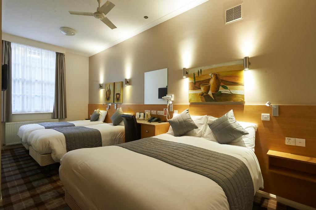 伦敦露娜和西蒙尼酒店的酒店客房设有两张床和电视。