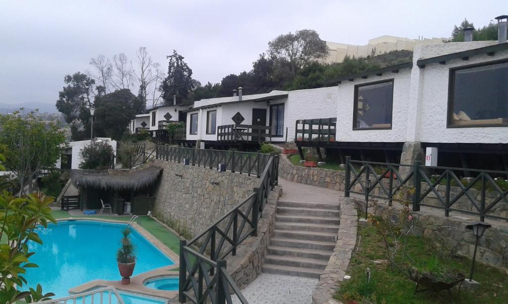 科金博Mistral La Herradura的一座房子,旁边设有游泳池