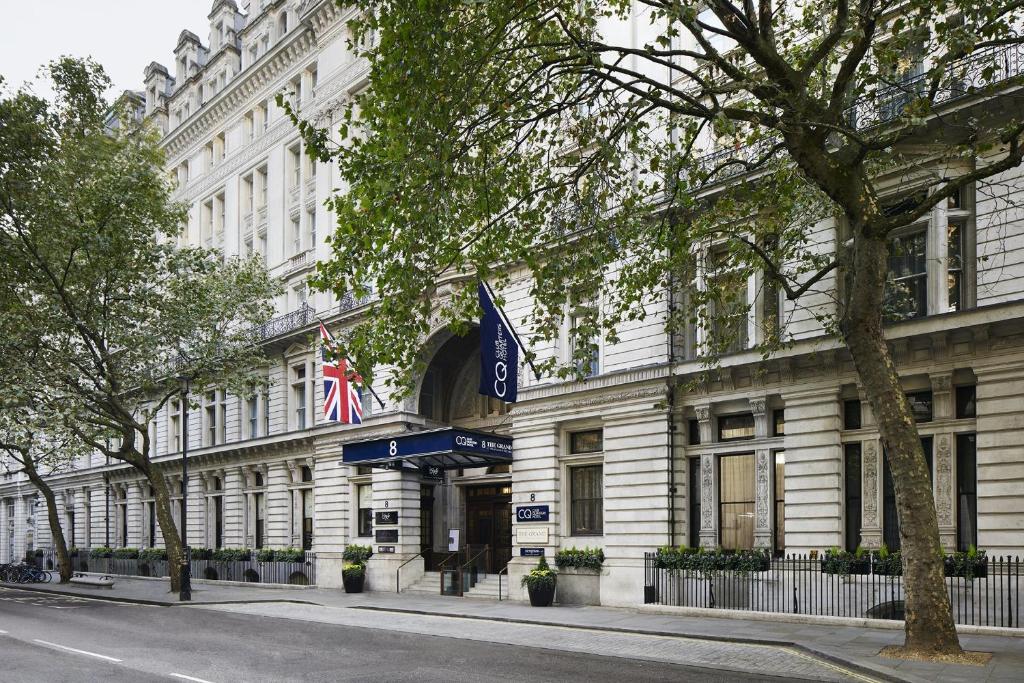 伦敦Club Quarters Hotel Trafalgar Square, London的前面有旗帜的大型白色建筑