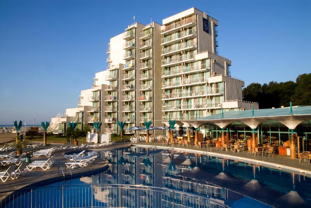 阿尔贝纳Hotel Boryana的水体旁边一座大建筑的酒店