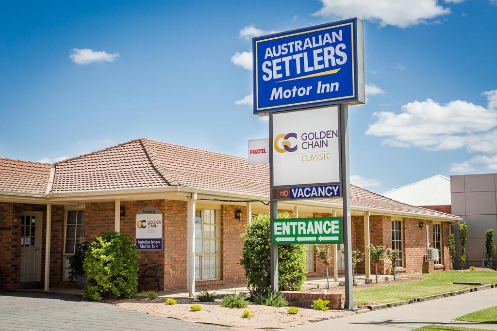 天鹅山澳大利亚塞特勒尔斯汽车旅馆的建筑前的奥地利卖方汽车旅馆标志