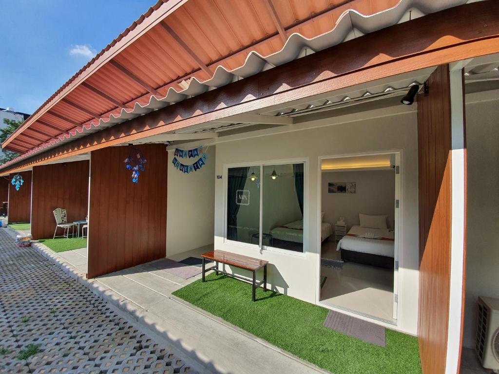北榄Napa Hostel Samrong Station的一间卧室和一张床旅馆