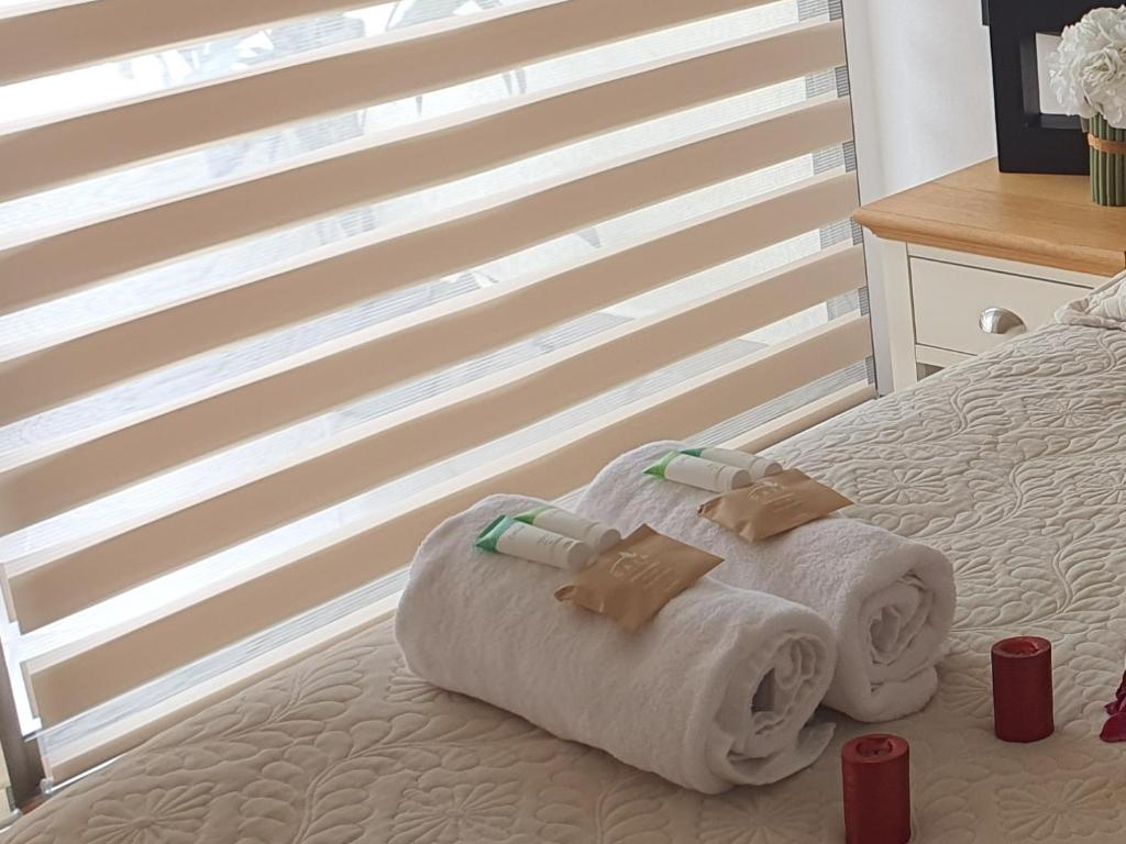 安托法加斯塔MATI´S APARTAMENT的一张带两条毛巾和两杯的睡床
