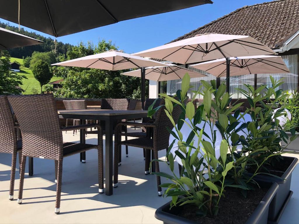 RechbergGasthof und Pension Haunschmid的庭院内桌椅和遮阳伞