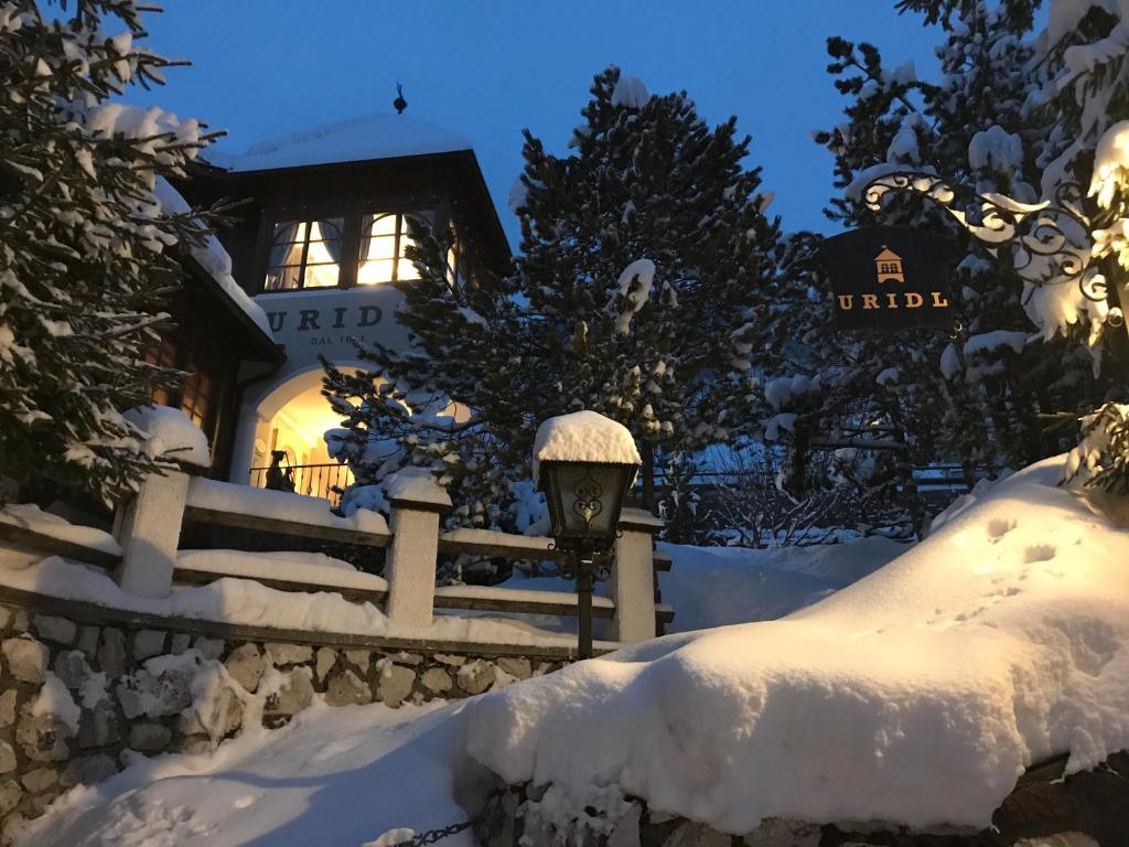 圣克里斯蒂娜乌丽德迷人酒店的被雪覆盖的房子