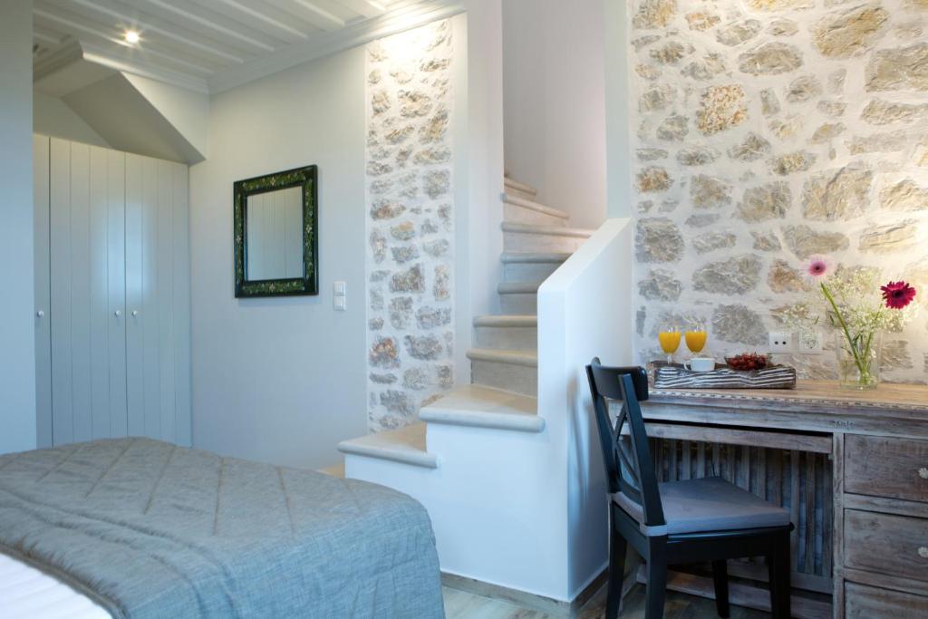 苏卡雷斯阿奎特拉别墅的一间卧室配有一张床和一张桌子及椅子