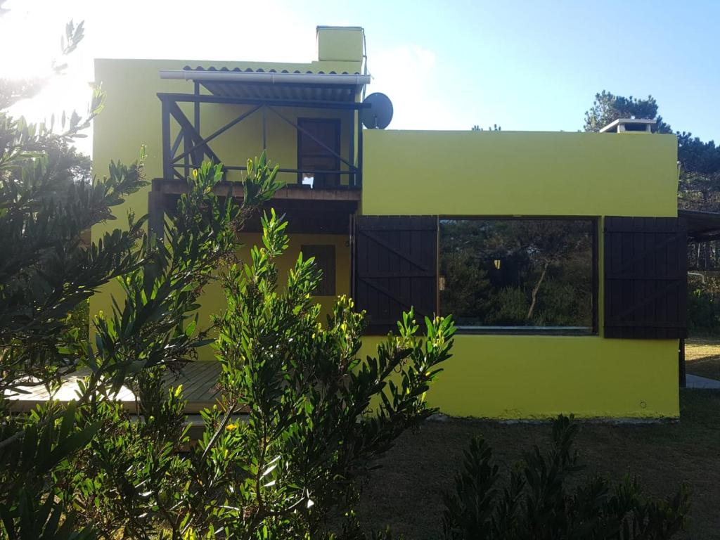 Rincón de los OliverasRiyadh - en el bosque a metros de la playa的黄色和绿色的外墙房子