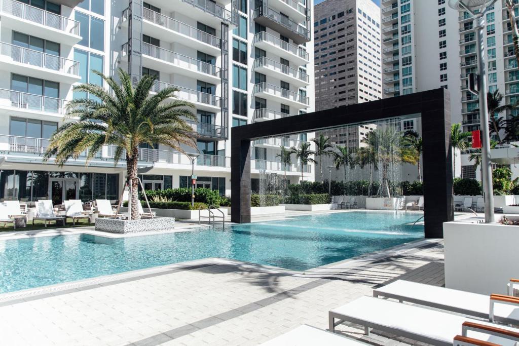 迈阿密Mint House Miami - Downtown的一座建筑物中央的游泳池
