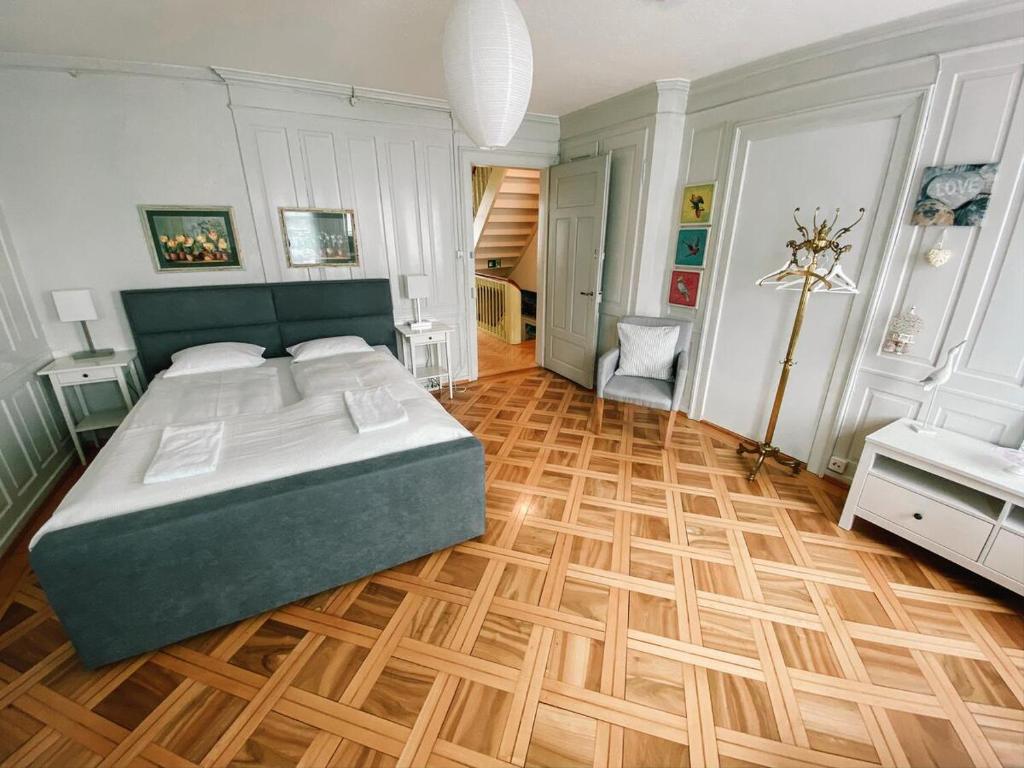 圣加仑CityLodge St Gallen - 2 min to Marktplatz的一间卧室设有一张大床,铺有木地板