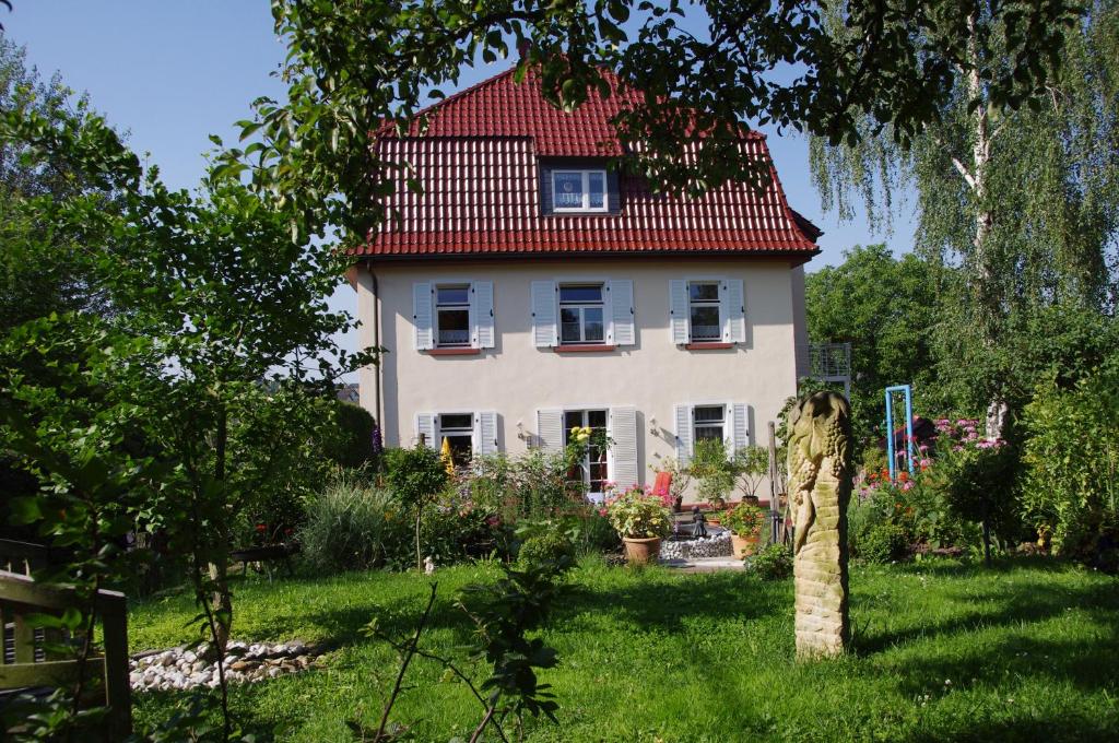 木尔森Landhaus Blumenstein的一座大型白色房屋,设有红色屋顶