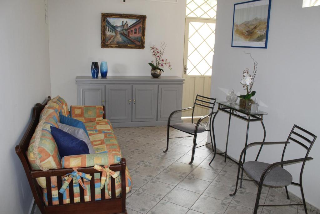 欧鲁普雷图Vila Marias的客厅配有沙发和桌椅