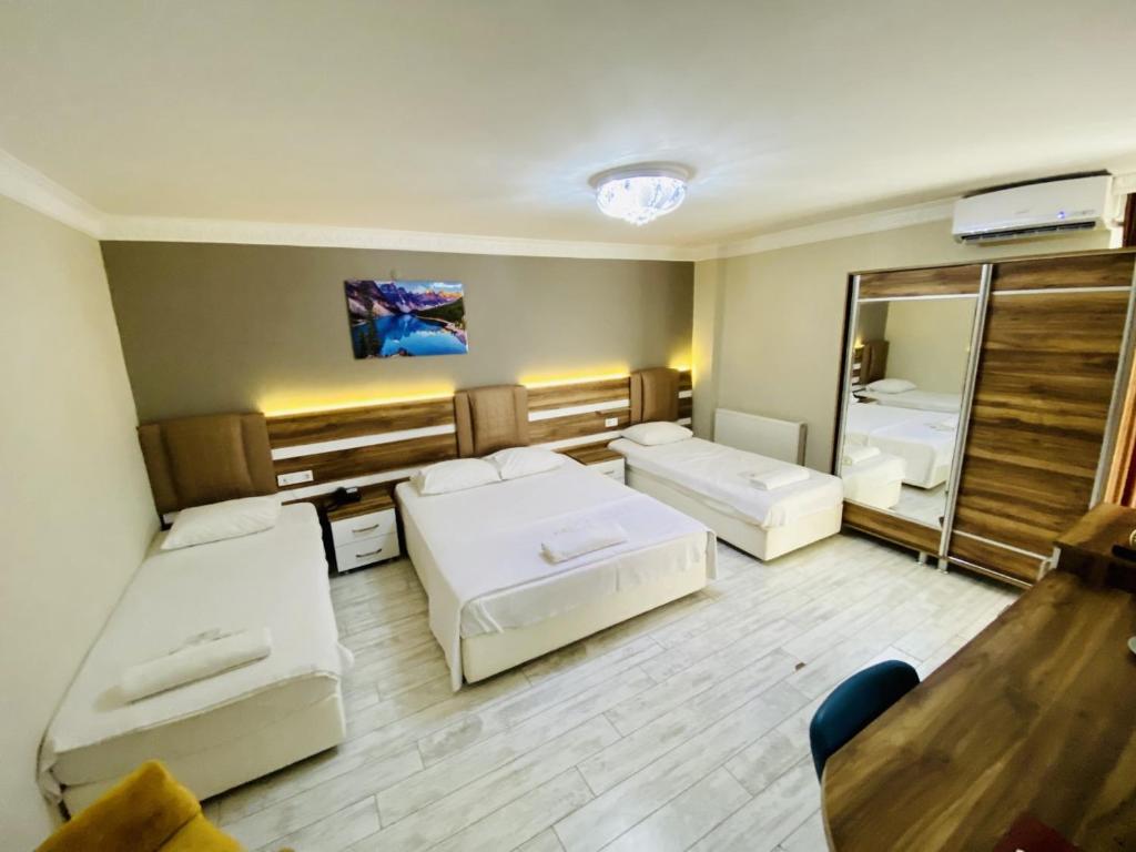 EtimesutANKARA ATLANTİK OTEL的大房间设有两张床和镜子