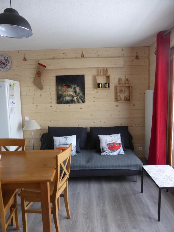 皮伊圣万桑APPARTEMENT PUY SAINT VINCENT ALPES DU SUD été - hiver的客厅配有沙发和桌子