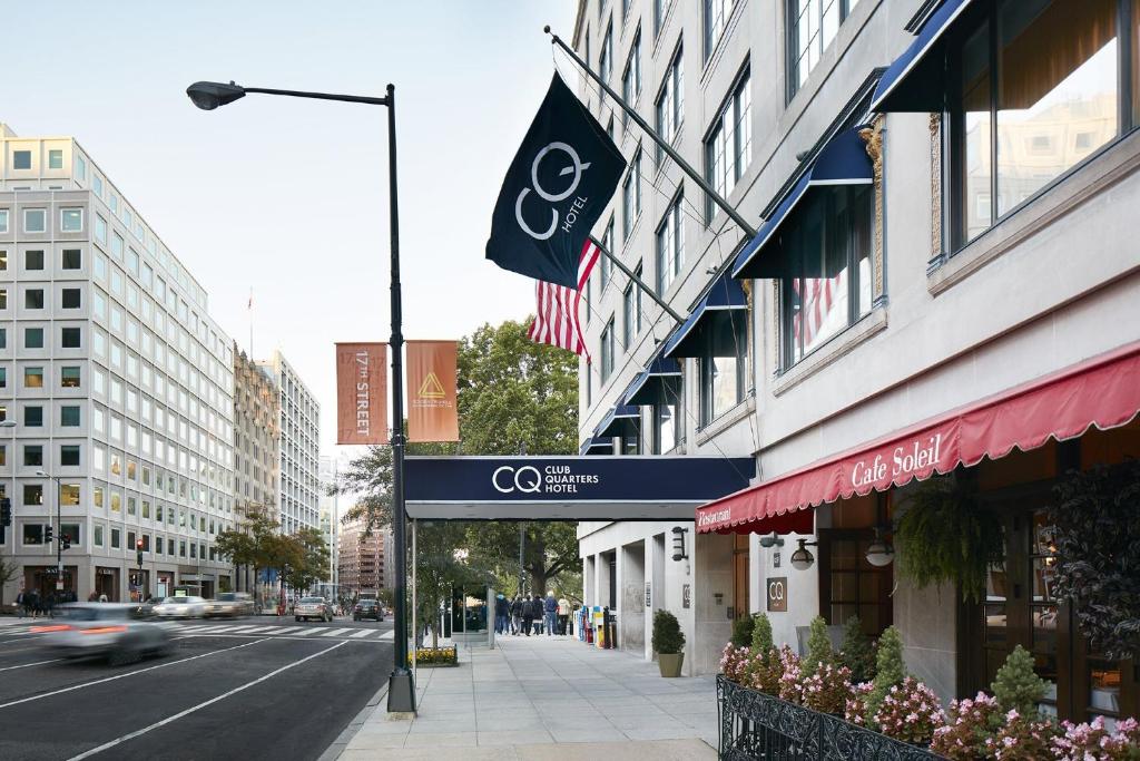 华盛顿Club Quarters Hotel White House, Washington DC的城市街道上的建筑物,有商店的标志