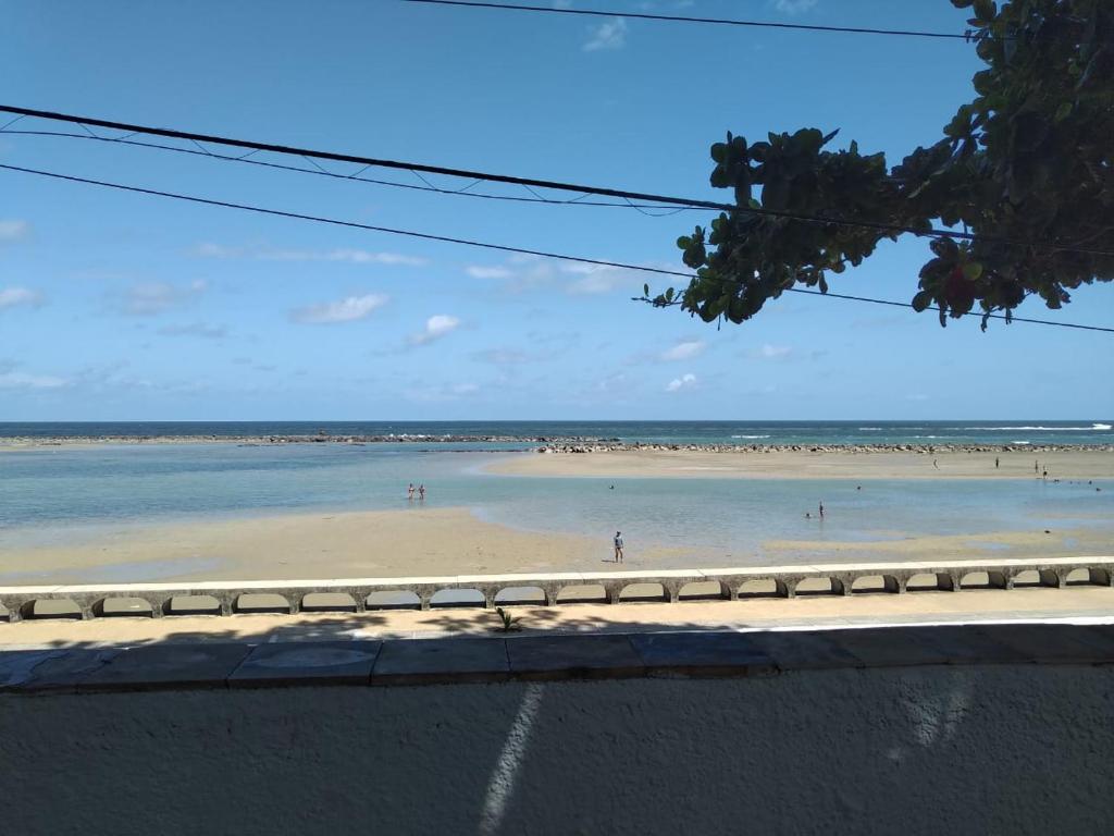 奥林达Flat beira mar, Olinda 4 Rodas 309的和水中的人一起欣赏海滩的景色