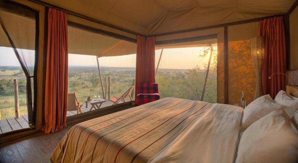 NaboishoSaruni Eagle View的一间卧室设有一张床和一个大窗户