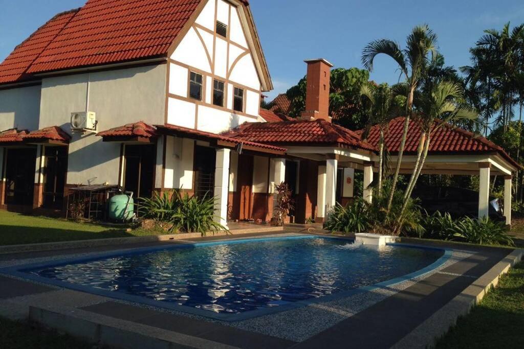 马六甲Villa Mommy A Famosa Resort的一座房子前面设有游泳池