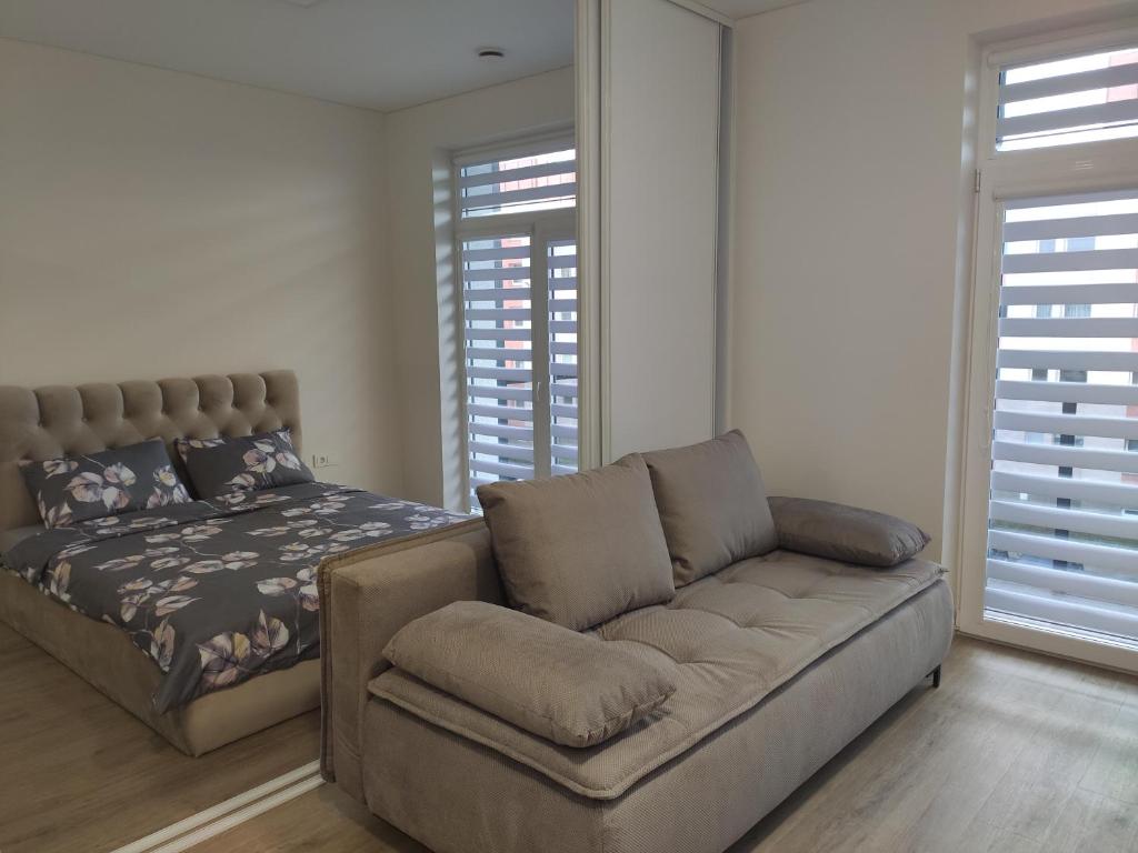帕内韦日斯Apartment Ainiai的客厅配有沙发和1张床