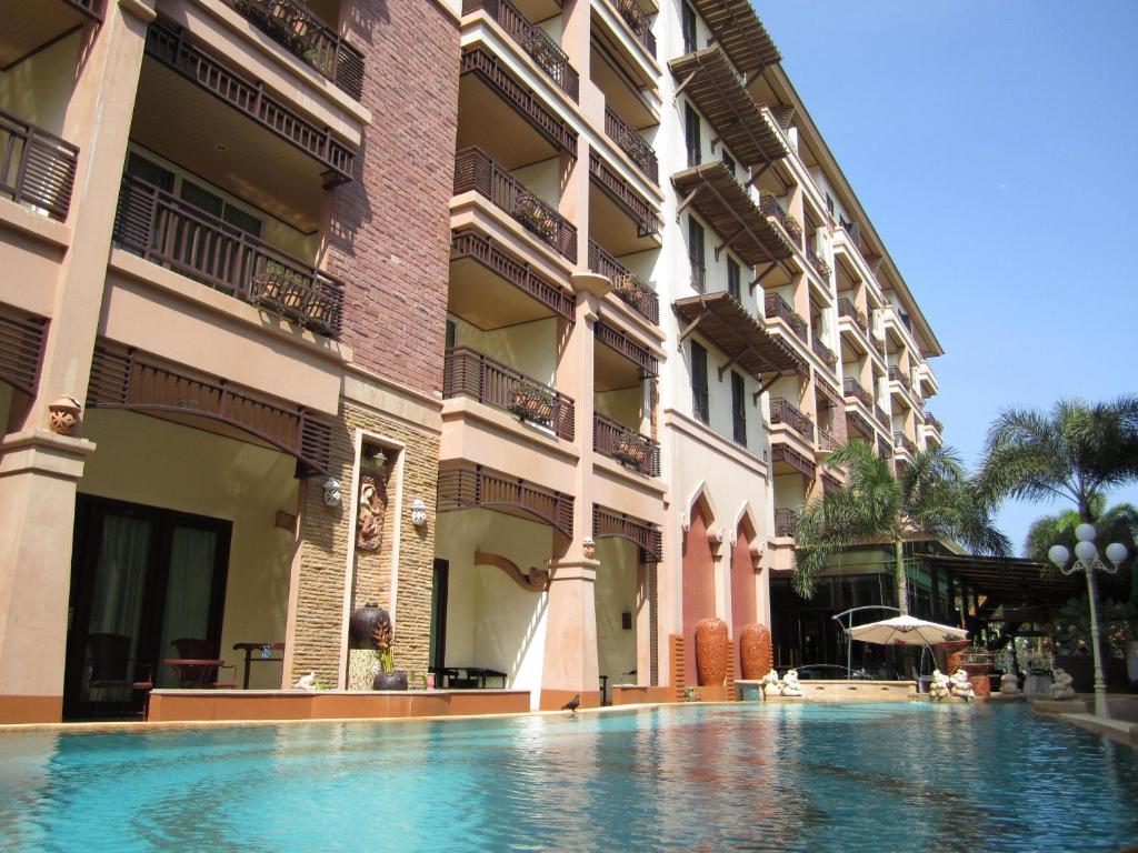 华欣华欣瓦纳雷酒店的大楼前的游泳池