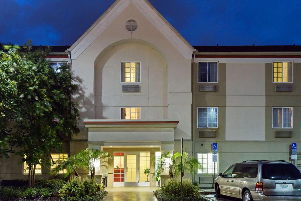 奥兰多MainStay Suites Orlando Altamonte Springs的前面有停车位的建筑