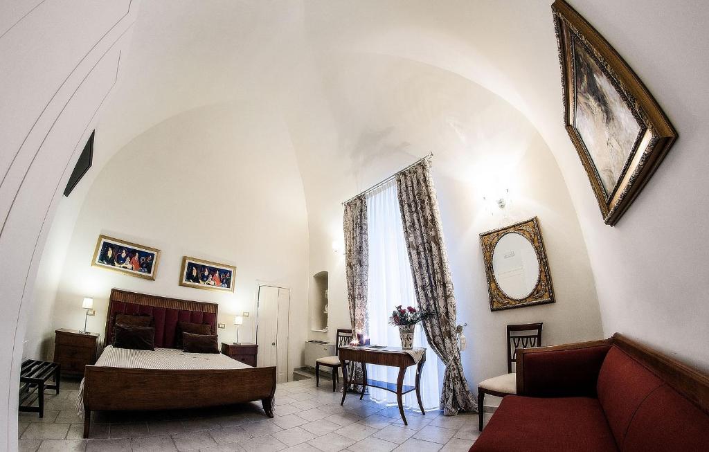 焦亚德尔科莱奥博尔戈住宿加早餐酒店的一间卧室配有一张床和一个沙发