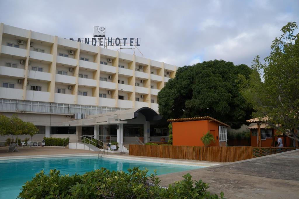 茹阿泽鲁Grande Hotel de Juazeiro的大楼前设有游泳池的酒店