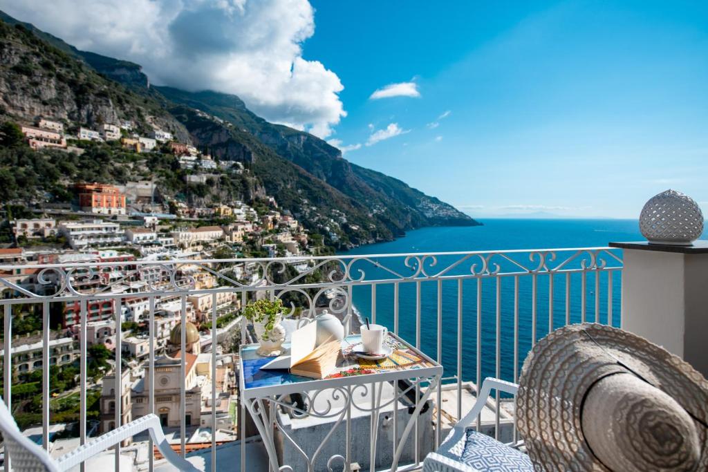 波西塔诺利吉内拉酒店的阳台享有阿马尔菲海岸(amalfi coast)的景致。
