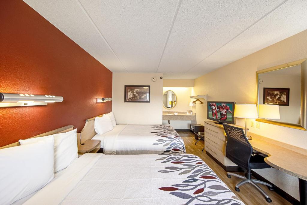 Ottawa Hills托莱多大学红屋顶酒店的酒店客房配有两张床和一张书桌