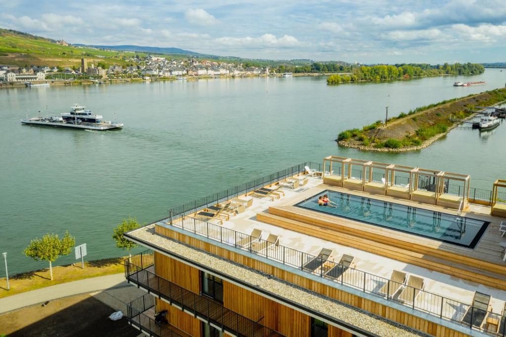 莱茵河畔的宾根PAPA RHEIN - Hotel & Spa的一条大河,水里有一条船