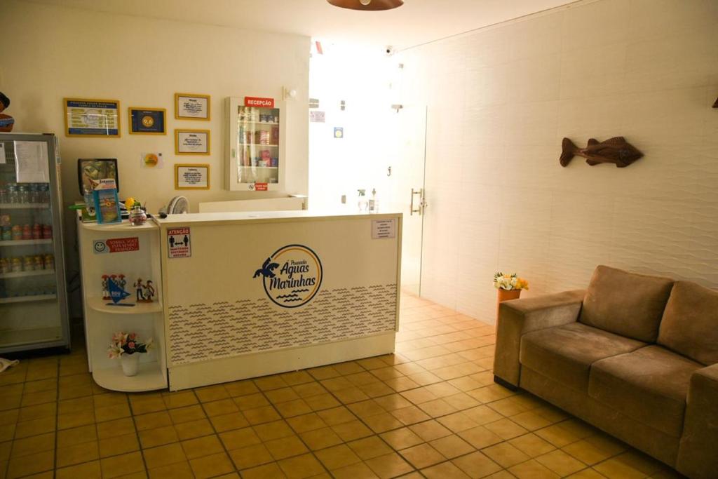 马塞约Pousada Águas Marinhas的一间带冰箱和沙发的厨房